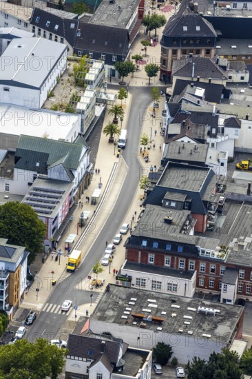 Aerial view, pedestrian zone, stelae at the site of old city gates, Unnaer Straße, corner Westwall Nordwall, shopping street, Menden, Sauerland, Märkischer Kreis, North Rhine-Westphalia, Germany, DE, Europe, commercial buildings, aerial view, aerial photography, aerial photography, threshold, city history, pillar, overview, bird's-eye view, former city gates, overview