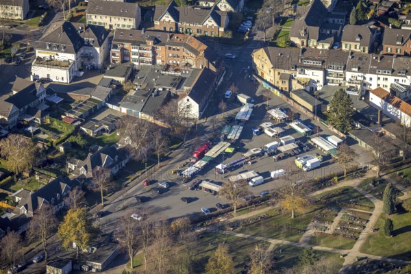 Aerial view, market place Meerbeck, Johann-Esser-Platz, Rheinkamp-Meerbeck, Mörs, Ruhr area, North Rhine-Westphalia, Germany, DE, Europe, Lindenstraße, aerial view, aerial photography, aerial photography, market, market stalls, overview, bird's-eye view, birds-eyes view, overview