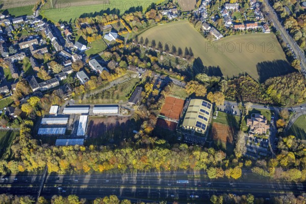 Aerial view, Heiner and Peter Moraing GBR tennis courts, refugee accommodation Oberheidstraße, cemetery Dümpten 2, Dümpten, Mülheim an der Ruhr, Ruhr area, North Rhine-Westphalia, Germany, burial place, Cafe Del Sol Mülheim, DE, Europe, cemetery, catering, memorial, cemetery, graves, cemetery field, aerial view, aerial photography, aerial photography, restaurant, resting place, sport, tennis, tennis facility, tennis courts, tennis club, overview, bird's eye view, birds-eyes view, overview