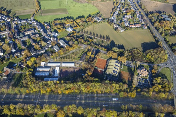 Aerial view, Heiner and Peter Moraing GBR tennis courts, refugee accommodation Oberheidstraße, cemetery Dümpten 2, Dümpten, Mülheim an der Ruhr, Ruhr area, North Rhine-Westphalia, Germany, burial place, Cafe Del Sol Mülheim, DE, Europe, cemetery, catering, memorial, cemetery, graves, cemetery field, aerial view, aerial photography, aerial photography, restaurant, resting place, sport, tennis, tennis facility, tennis courts, tennis club, overview, bird's eye view, birds-eyes view, overview