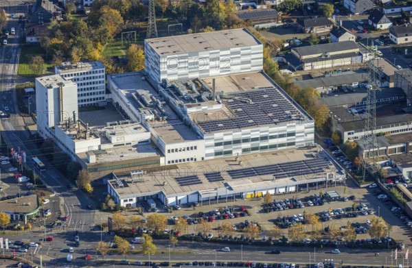 Aerial view, commercial area Dümpten, Aldi Süd, largest ALDI Süd store in Germany, Mannesmannallee, motorway A40, Dümpten - West, Mülheim an der Ruhr, Ruhr area, North Rhine-Westphalia, Germany, Aldi supermarket, DE, Europe, commercial enterprises, commercial area, commercial area, commercial park, commercial location, commercial use, industrial area, industrial building, industrial location, aerial view, aerial photography, aerial photography, car parks, photovoltaic, photovoltaic system, solar, solar system, solar energy, solar energy, overview, bird's-eye view, birds-eyes view, overview