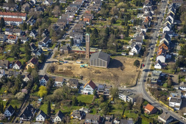 Aerial view, site of the demolished parish hall at Lindenhof, construction of new flats, deconsecrated Christuskirche, Linksruhr, Mülheim an der Ruhr, Ruhr area, North Rhine-Westphalia, Germany, Mülheim, an, der, Ruhr, DE, Europe, birds-eyes, view, aerial photograph, aerial photography, aerial photography, overview, overview, bird's eye view, house of God, religion, faith, worship, mass, living, flat, houses, residential buildings, housing estate, settlement