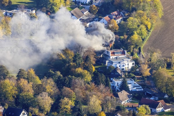 Several callers reported a fire with heavy smoke on Bergerstraße in Mülheim-Menden at 2.57 pm today, Saturday. When the first emergency services arrived, they discovered that the roof truss of a two-storey residential building was fully engulfed in flames. Due to the expected long and intensive operation, a full alarm was immediately sounded for the volunteer fire brigade. There were no residents in the house. Firefighters from the professional fire brigade immediately began fighting the fire from the inside and using a turntable ladder. As the operation progressed, they were supported by colleagues from the Heißen fire brigade of the volunteer fire brigade. Once the actual fire had been extinguished, the post-extinguishing work proved to be quite complex and lengthy. Parts of the roof have to be removed in order to reach any remaining embers. The ongoing operation involved two fire engines, several special and command vehicles from the professional fire brigade as well as vehicles fro...