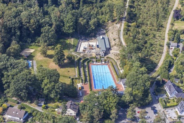 Aerial photo, outdoor pool, Bürgerbad Leitmecke, pandemic fear, distance rule, corona virus, construction site, Menden, Sauerland, Märkischer Kreis, North Rhine-Westphalia, Germany, bathing establishment, bathing resort, Bürgermeister-Rau-Straße, corona crisis, corona measures, corona fear, Covid-19, DE, Europe, leisure, leisure facility, leisure pool, leisure activities, hygiene measures, aerial view, aerial photography, aerial photography, pool, swimming pool, swimming pool, swimming pleasure, overview, virus, bird's eye view, water fun, birds-eyes view, overview