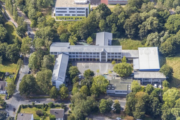 Aerial photograph, Städt. Comprehensive school Menden, Menden, Sauerland, Märkischer Kreis, North Rhine-Westphalia, Germany, education, educational institution, DE, Europe, comprehensive school, educational institute, aerial view, aerial photography, aerial photography, school, overview, bird's eye view, Windthorststraße, birds-eyes view, overview