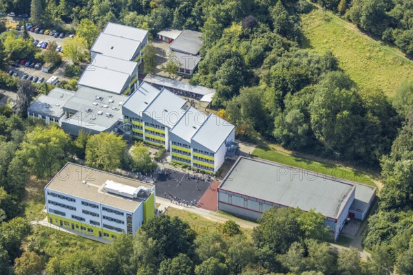 Aerial photo, school Am Gelben Morgen, pupils in the schoolyard, pandemic fear, corona virus, distance rule, Menden, Sauerland, Märkischer Kreis, North Rhine-Westphalia, Germany, education, educational institution, corona crisis, corona measures, corona fear, Covid-19, DE, Europe, primary school, secondary school, hygiene measures, teaching institute, aerial photo, aerial photography, aerial photography, school, overview, virus, bird's eye view, Windthorststraße, birds-eyes view, overview