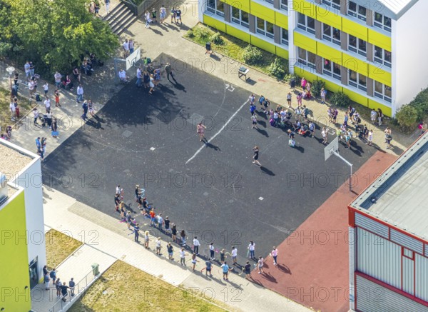 Aerial photo, school Am Gelben Morgen, pupils in the schoolyard, pandemic fear, corona virus, distance rule, Menden, Sauerland, Märkischer Kreis, North Rhine-Westphalia, Germany, education, educational institution, corona crisis, corona measures, corona fear, Covid-19, DE, Europe, primary school, secondary school, hygiene measures, teaching institute, aerial photo, aerial photography, aerial photography, school, overview, virus, bird's eye view, Windthorststraße, birds-eyes view, overview