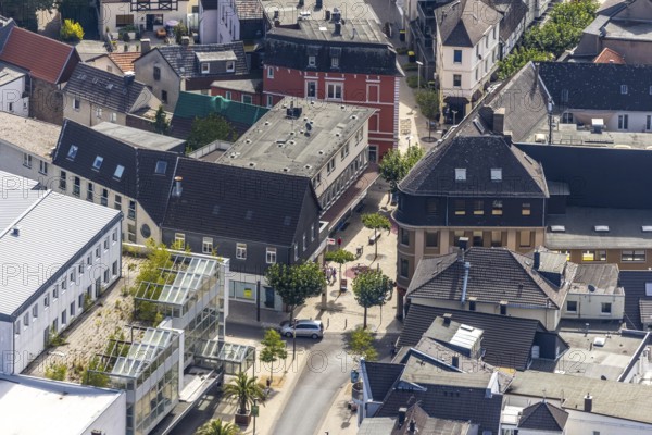 Aerial view, pedestrian zone, stelae at the site of old city gates, Unnaer Straße, corner Westwall Nordwall, shopping street, Menden, Sauerland, Märkischer Kreis, North Rhine-Westphalia, Germany, DE, Europe, commercial buildings, aerial view, aerial photography, aerial photography, threshold, city history, pillar, overview, bird's-eye view, former city gates, overview, north gate, south gate, main street, pedestrian area, new pedestrian zone