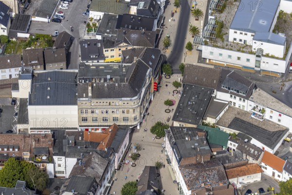 Aerial view, pedestrian zone, Hauptstraße, corner Westwall Nordwall, steles at the site of old city gates, Sinn Modenhaus, Menden, Sauerland, Märkischer Kreis, North Rhine-Westphalia, Germany, DE, shopping street, Europe, commercial buildings, aerial view, aerial photography, aerial photography, threshold, city history, pillar, overview, bird's-eye view, birds-eyes view, former city gates, overview