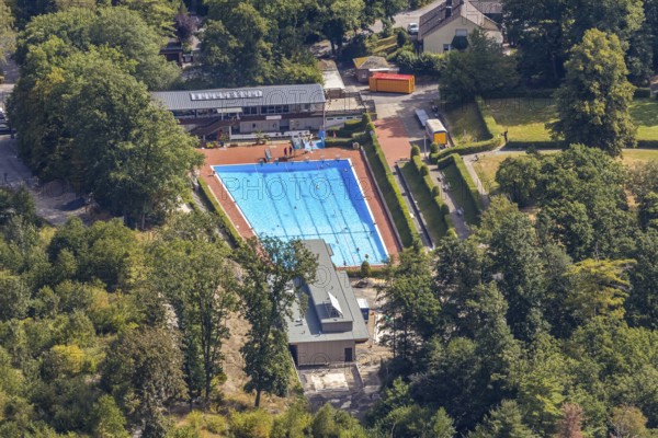 Aerial photo, outdoor pool, Bürgerbad Leitmecke, pandemic fear, distance rule, corona virus, Menden, Sauerland, Märkischer Kreis, North Rhine-Westphalia, Germany, bathing establishment, bathing resort, Bürgermeister-Rau-Straße, corona crisis, corona measures, corona fear, Covid-19, DE, Europe, leisure, leisure facility, leisure pool, leisure activities, hygiene measures, aerial view, aerial photography, aerial photography, pool, swimming pool, swimming pool, swimming pleasure, overview, virus, bird's eye view, water fun, birds-eyes view, overview