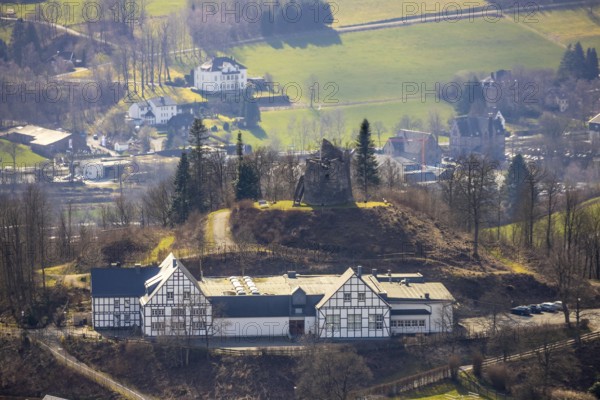 Aerial view, Eversberg Castle ruins, Schlossberghalle Eversberg, Eversberg, Meschede, Sauerland, North Rhine-Westphalia, Germany, castle, DE, Europe, half-timbered houses, property tax, real estate, aerial view, aerial photography, aerial photography, Arnsberg Forest nature park Park, ruins, castle, castle hill, overview, event location, event venue, bird's-eye view, meadows and fields, residential area, living and living, residential area, residential buildings, residential quality, residential neighbourhood, residential estate, birds-eyes view, cultural use, overview