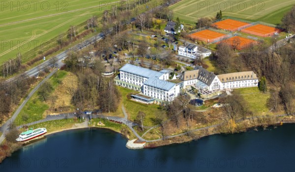 Aerial photo, Welcome Hotel Meschede Hennesee, Hennesee landing stage, Meschede, Sauerland, North Rhine-Westphalia, Germany, 4-star hotel, excursion boat, forestation, DE, Europe, gastronomy, Hennesee, Hennetalsperre, hotel, hotel facilities, hotel business, aerial view, aerial photography, aerial photography, MS Hennesee, ship, landing stage, lakeside hotel, sport, dam, tennis, tennis facility, tennis courts, overview, bird's-eye view, forest, forest area, woodland, birds-eyes view, overview
