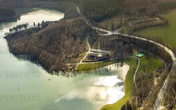 Aerial view, car park and excursion restaurant at the Hennetalsperre, H1, Hennesee, Berghausen, Meschede, Sauerland, North Rhine-Westphalia, Germany, Berghauser Bucht Badestrand, DE, Europe, Hennetalsperre, aerial view, aerial photography, aerial photography, car park H1 at the lake, reservoir, dam, overview, bird's-eye view, forest, forest area, birds-eyes view, overview