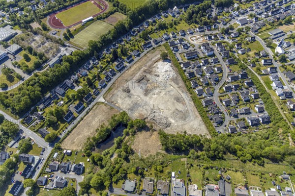Aerial view, aerial view Meschede North, bridge of the motorway A46, construction site, Meschede, Sauerland, North Rhine-Westphalia, Germany, construction area, construction site, building plots, DE, single-family houses, Europe, football pitch, property tax, Hochsauerlandkreis, real estate, aerial view, aerial photography, aerial photography, apartment buildings, terraced houses, overview, bird's-eye view, residential complex, living and living, residential area, residential buildings, residential quarter, housing estate, birds-eyes view, overview