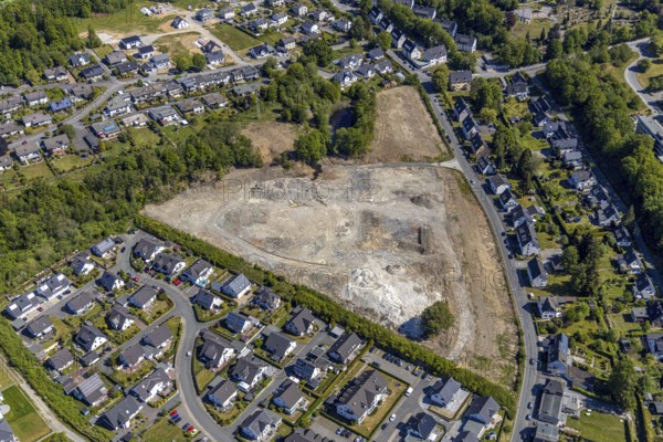 Aerial view, aerial view Meschede North, bridge of the motorway A46, construction site, Meschede, Sauerland, North Rhine-Westphalia, Germany, construction area, construction site, building plots, DE, single-family houses, Europe, football pitch, property tax, Hochsauerlandkreis, real estate, aerial view, aerial photography, aerial photography, apartment buildings, terraced houses, overview, bird's-eye view, residential complex, living and living, residential area, residential buildings, residential quarter, housing estate, birds-eyes view, overview