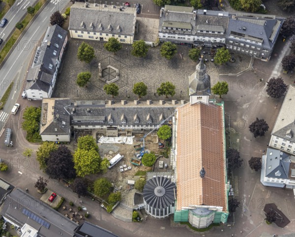Aerial view, Catholic parish church St. Walburga, construction site renovation, war memorial, Kaiser-Otto-Platz, Meschede, Sauerland, Hochsauerlandkreis, North Rhine-Westphalia, Germany, place of worship, construction work, construction area, construction site, construction measure, construction project, construction site, DE, monument, memorial complex in memory of the fallen of the war 1870/71, renewal, Europe, religious community, place of worship, church, parish, denomination, aerial view, aerial photography, aerial photography, square, religion, renovation, redevelopment, Stiftsplatz, overview, covering, bird's-eye view, birds-eyes view, overview
