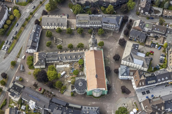 Aerial view, Catholic parish church of St. Walburga, construction site renovation, war memorial, Kaiser-Otto-Platz, Meschede, Sauerland, Hochsauerlandkreis, North Rhine-Westphalia, Germany