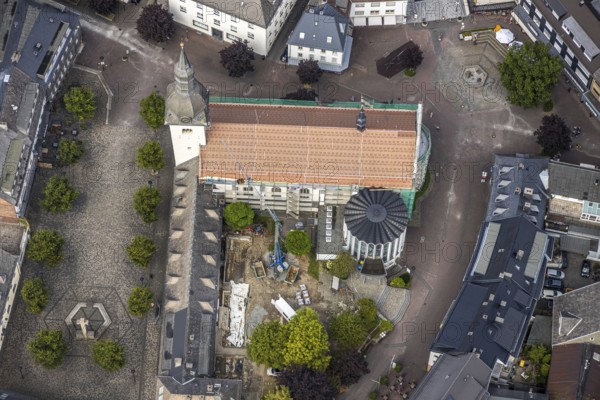 Aerial view, Catholic parish church St. Walburga, construction site renovation, war memorial, Kaiser-Otto-Platz, Meschede, Sauerland, Hochsauerlandkreis, North Rhine-Westphalia, Germany, place of worship, construction work, construction area, construction site, construction measure, construction project, construction site, DE, monument, memorial complex in memory of the fallen of the war 1870/71, renewal, Europe, religious community, place of worship, church, parish, denomination, aerial view, aerial photography, aerial photography, square, religion, renovation, redevelopment, Stiftsplatz, overview, covering, bird's-eye view, birds-eyes view, overview