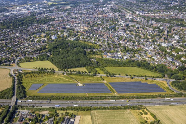 Aerial photo, motorway A40, solar plant, Vinn, Mörs, Ruhr area, North Rhine-Westphalia, Germany, DE, Europe, birds-eyes, view, aerial photography, aerial photography, overview, bird's eye view, transport, traffic, infrastructure, logistics, road traffic, energy, solar energy, power plant, electricity, power supply, electricity, photovoltaics, regenerative