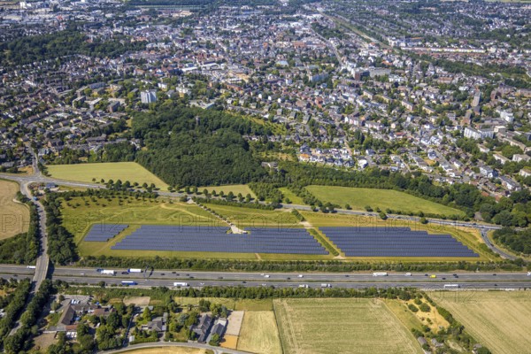 Aerial photo, motorway A40, solar plant, Vinn, Mörs, Ruhr area, North Rhine-Westphalia, Germany, DE, Europe, birds-eyes, view, aerial photography, aerial photography, overview, bird's eye view, transport, traffic, infrastructure, logistics, road traffic, energy, solar energy, power plant, electricity, power supply, electricity, photovoltaics, regenerative