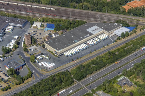 Aerial view, motorway A40, Venloher Straße, Ruhrorter Straße, EDEKA Frischecenter Mörs, logistics centre, trucks on car park, Asberg, Mörs, Ruhr area, North Rhine-Westphalia, Germany, DE, Europe, birds-eyes, view, aerial photography, aerial photography, overview, overview, bird's eye view, transport, traffic, infrastructure, logistics, road traffic, goods, goods movement, supply, consumption