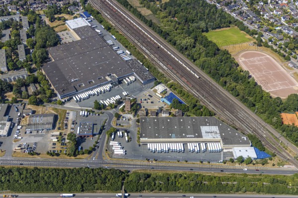Aerial view, motorway A40, Venloher Straße, Ruhrorter Straße, EDEKA Frischecenter Mörs, logistics centre, trucks on car park, Asberg, Mörs, Ruhr area, North Rhine-Westphalia, Germany, DE, Europe, birds-eyes, view, aerial photography, aerial photography, overview, overview, bird's eye view, transport, traffic, infrastructure, logistics, road traffic, goods, goods movement, supply, consumption