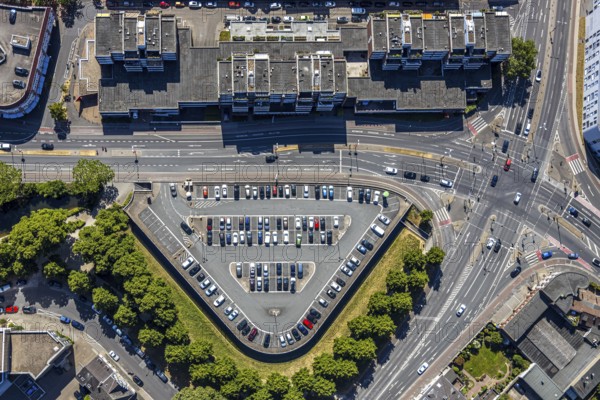 Aerial view, Wallzentrum, shopping centre, Neuer Wall, Rheinbergstraße, Unterwallstraße, car park triangular shape, Mörs, Ruhr area, North Rhine-Westphalia, Germany, DE, Europe, birds-eyes, view, aerial photograph, aerial photography, aerial photography, overview, overview, bird's eye view, parking, cars, parking area, shopping, food, goods, shopping, textiles, consumption