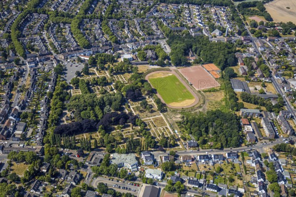 Aerial photo, Rheinpreußenstation, sports field, tennis court, cemetery, Meerbeck, Mörs, Ruhr area, North Rhine-Westphalia, Germany, DE, Europe, birds-eyes, view, aerial photography, aerial photography, overview, overview, bird's eye view, sports facility, fitness, sport, exercise, training, hobby, team, championship, clay court, tennis, tennis playing, tennis club, funeral, burial, funeral service, farewell, green area, mourning, green area, commemoration