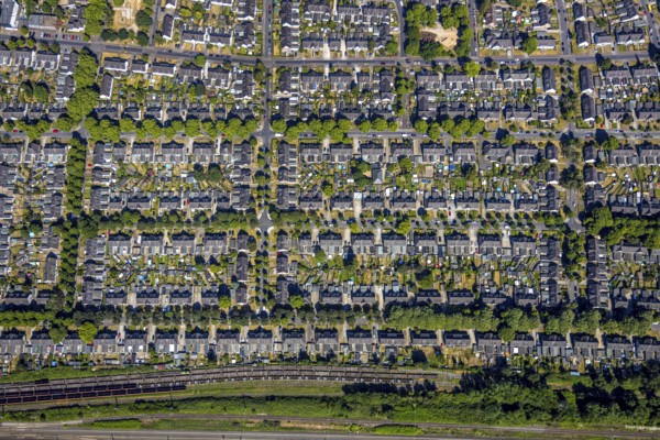 Aerial photograph, miners' housing estate Moseler Straße, Lippestraße, Marienburger Straße, backyard, allotment gardens, historical miners' housing estate, Meerbeck, Mörs, Ruhr area, North Rhine-Westphalia, Germany, DE, Europe, birds-eyes, view, aerial photograph, aerial photography, aerial photography, overview, overview, bird's eye view, living, flat, houses, residential buildings, housing estate, settlement