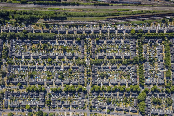Aerial photograph, miners' housing estate Moseler Straße, Lippestraße, Marienburger Straße, backyard, allotment gardens, historical miners' housing estate, Meerbeck, Mörs, Ruhr area, North Rhine-Westphalia, Germany, DE, Europe, birds-eyes, view, aerial photograph, aerial photography, aerial photography, overview, overview, bird's eye view, living, flat, houses, residential buildings, housing estate, settlement