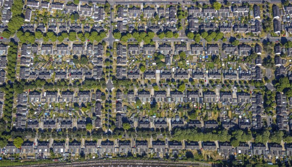 Aerial photograph, miners' housing estate Moseler Straße, Lippestraße, Marienburger Straße, backyard, allotment gardens, historical miners' housing estate, Meerbeck, Mörs, Ruhr area, North Rhine-Westphalia, Germany, DE, Europe, birds-eyes, view, aerial photograph, aerial photography, aerial photography, overview, overview, bird's eye view, living, flat, houses, residential buildings, housing estate, settlement
