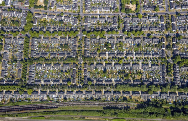 Aerial photograph, miners' housing estate Moseler Straße, Lippestraße, Marienburger Straße, backyard, allotment gardens, historical miners' housing estate, Meerbeck, Mörs, Ruhr area, North Rhine-Westphalia, Germany, DE, Europe, birds-eyes, view, aerial photograph, aerial photography, aerial photography, overview, overview, bird's eye view, living, flat, houses, residential buildings, housing estate, settlement