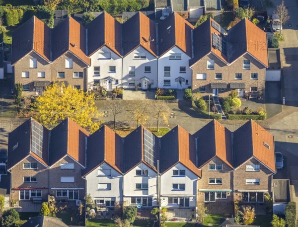 Aerial view, terraced houses Dohlenstraße, Rheinkamp-Meerbeck, Mörs, Ruhr area, North Rhine-Westphalia, Germany, DE, Europe, property tax, real estate, aerial view, aerial photography, aerial photography, photovoltaic, photovoltaic system, solar, solar system, solar energy, solar energy, overview, bird's-eye view, residential area, living and living, residential area, residential buildings, quality of life, residential neighbourhood, housing estate, birds-eyes view, overview, red roofs