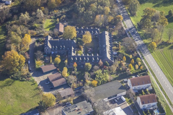 Aerial view, Wohnhof Ueltgesforthof, Zum Ueltgesforthof, Moers-Hülsdonk, Mörs, Ruhr area, North Rhine-Westphalia, Germany, DE, Europe, property tax, real estate, aerial view, aerial photography, aerial photography, overview, bird's-eye view, residential complex, living and living, residential area, residential buildings, residential quality, residential neighbourhood, housing estate, birds-eyes view, overview