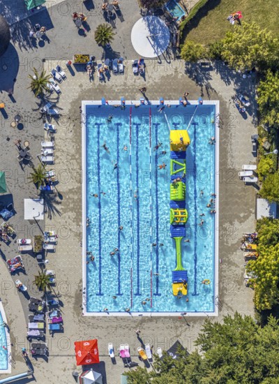 Aerial view, adventure pool, Aqua Spa and Aqua Fun Soest, outdoor pool, bathers, Soest, Soester Börde, North Rhine-Westphalia, Germany, DE, Europe, birds-eyes view, aerial view, aerial photography, aerial photography, overview, overview, bird's eye view, corona distance, keeping distance, swimming pool with Suan, sauna park, swimming pool, swimmer, blue water, sunbathing lawn, parasols