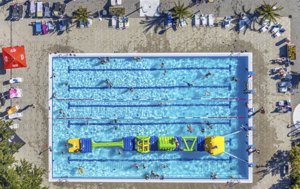 Aerial view, adventure pool, Aqua Spa and Aqua Fun Soest, outdoor pool, bathers, Soest, Soester Börde, North Rhine-Westphalia, Germany, DE, Europe, birds-eyes view, aerial view, aerial photography, aerial photography, overview, overview, bird's eye view, corona distance, keeping distance, swimming pool with Suan, sauna park, swimming pool, swimmer, blue water, sunbathing lawn, parasols