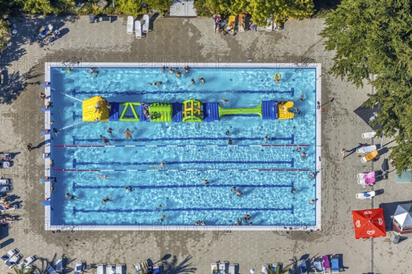 Aerial view, adventure pool, Aqua Spa and Aqua Fun Soest, outdoor pool, bathers, Soest, Soester Börde, North Rhine-Westphalia, Germany, DE, Europe, birds-eyes view, aerial view, aerial photography, aerial photography, overview, overview, bird's eye view, corona distance, keeping distance, swimming pool with Suan, sauna park, swimming pool, swimmer, blue water, sunbathing lawn, parasols