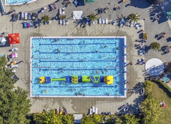 Aerial view, adventure pool, Aqua Spa and Aqua Fun Soest, outdoor pool, bathers, Soest, Soester Börde, North Rhine-Westphalia, Germany, DE, Europe, birds-eyes view, aerial view, aerial photography, aerial photography, overview, overview, bird's eye view, corona distance, keeping distance, swimming pool with Suan, sauna park, swimming pool, swimmer, blue water, sunbathing lawn, parasols