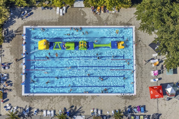 Aerial view, adventure pool, Aqua Spa and Aqua Fun Soest, outdoor pool, bathers, Soest, Soester Börde, North Rhine-Westphalia, Germany, DE, Europe, birds-eyes view, aerial view, aerial photography, aerial photography, overview, overview, bird's eye view, corona distance, keeping distance, swimming pool with Suan, sauna park, swimming pool, swimmer, blue water, sunbathing lawn, parasols