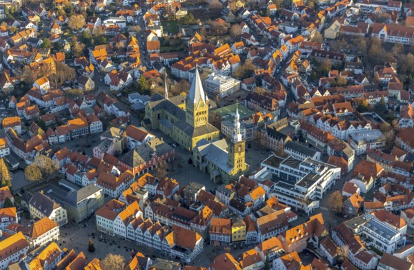 Aerial view, city centre view, old town, St. Petri Church Alde Kerke, St. Patrokli Cathedral, Soest, Soester Börde, North Rhine-Westphalia, Germany, place of worship, city, DE, cathedral, cathedral square, Europe, religious community, place of worship, property tax, real estate, church, parish, denomination, aerial view, aerial photography, aerial photography, Petrikirchhof, religion, overview, bird's-eye view, bird's-eye view, catholic church, overview, red roofs, red house roofs