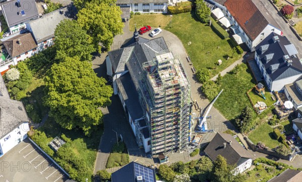 Aerial view, construction site renovation Jesus-Christus-Kirche, Meinerzhagen, Märkischer Kreis, Sauerland, North Rhine-Westphalia, Germany, place of worship, construction work, scaffolding, construction measure, construction project, construction site, DE, Europe, faith community, place of worship, church, parish, denomination, aerial photograph, aerial photography, aerial photography, religion, renovation, refurbishment, overview, bird's-eye view, overview