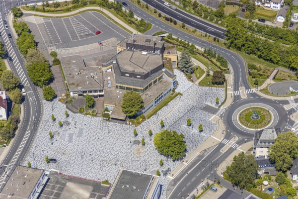 Aerial view, town hall, Otto-Fuchs-Platz, Meinerzhagen, Märkischer Kreis, Sauerland, North Rhine-Westphalia, Germany, DE, Europe, roundabout, culture, art, aerial view, aerial photography, aerial photography, overview, events, venue, event location, event centre, bird's-eye view, birds-eyes view, cultural use, overview