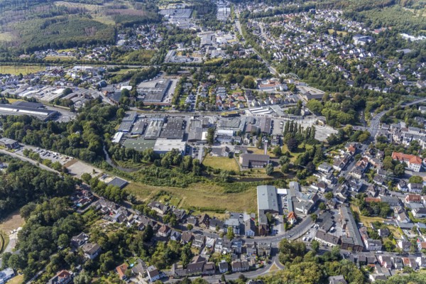 Aerial view, industrial estate Am Törnigskamp, river Hönne, Menden, Sauerland, Märkischer Kreis, North Rhine-Westphalia, Germany, Balver Straße, DE, Europe, Heilig Kreuz Kirche, aerial view, aerial photography, aerial photography, overview, bird's-eye view, overview