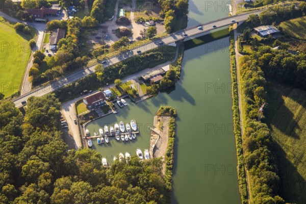 Aerial view, Motor-Yacht-Club am Mittellandkanal, Brücke Berliner Straße, Lübbecke, Ostwestfalen-Lippe, OWL, North Rhine-Westphalia, Germany, Boote, Bootsanlegestelle, Bundesstraße B239, DE, Europe, Hausstätte, Luftaufnahme, Luftbildfotografie, Luftfotografie, OWL-Buch, OWLBuch, Ostwestfalen, Schiff, Sportverein, Übersicht, Vogelperspektive, Yachten, birds-eyes view, overview