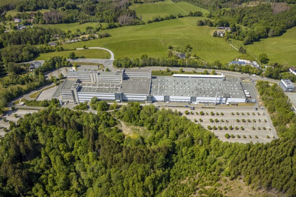 Aerial photograph, Leopold Kostal GmbH & Co. KG, An der Bellmerei, Lüdenscheid, Märkischer Kreis, Sauerland, North Rhine-Westphalia, Germany, DE, Europe, commercial area, commercial use, industrial plants, industrial area, industrial site, Kostal, aerial view, aerial photography, aerial photography, car parks, production plants, production halls, overview, traffic, bird's-eye view, forest area, birds-eyes view, overview
