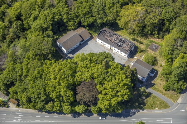 Aerial view, burnt down, destroyed OBDACHLOSENASY, former company building Autoreifen und Autoteile Wilms e.K, Lüdenscheid, Märkischer Kreis, Sauerland, North Rhine-Westphalia, Germany, demolition, DE, Europe, Leifringhauser Straße, aerial photograph, aerial photography, aerial photography, overview, bird's-eye view, bird's-eye view, overview, destroyed building