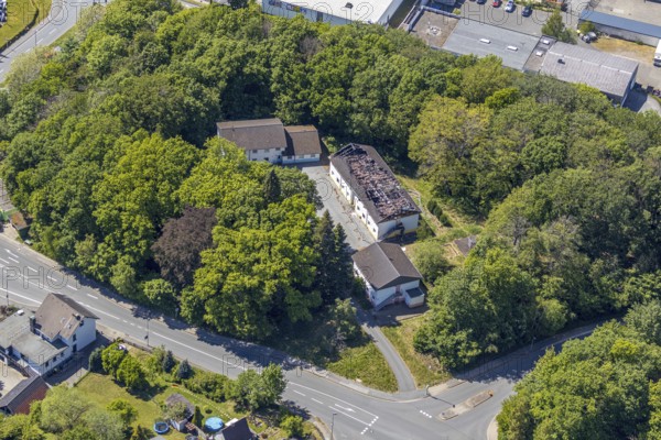 Aerial view, burnt down, destroyed OBDACHLOSENASY, former company building Autoreifen und Autoteile Wilms e.K, Lüdenscheid, Märkischer Kreis, Sauerland, North Rhine-Westphalia, Germany, demolition, DE, Europe, Leifringhauser Straße, aerial photograph, aerial photography, aerial photography, overview, bird's-eye view, bird's-eye view, overview, destroyed building