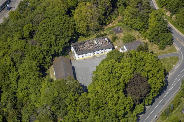 Aerial view, burnt down, destroyed OBDACHLOSENASY, former company building Autoreifen und Autoteile Wilms e.K, Lüdenscheid, Märkischer Kreis, Sauerland, North Rhine-Westphalia, Germany, demolition, DE, Europe, Leifringhauser Straße, aerial photograph, aerial photography, aerial photography, overview, bird's-eye view, bird's-eye view, overview, destroyed building