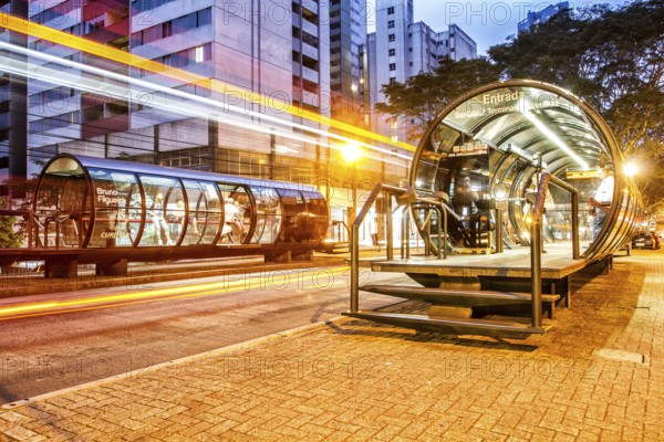Estação tubo de ônibus. Curitiba, Paraná, Brasil. / Tube bus stop. Curitiba, Parana, Brazil