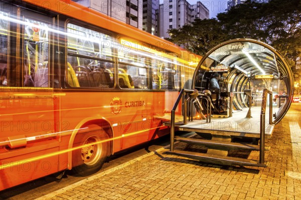 Estação tubo de ônibus. Curitiba, Paraná, Brasil. / Tube bus stop. Curitiba, Parana, Brazil